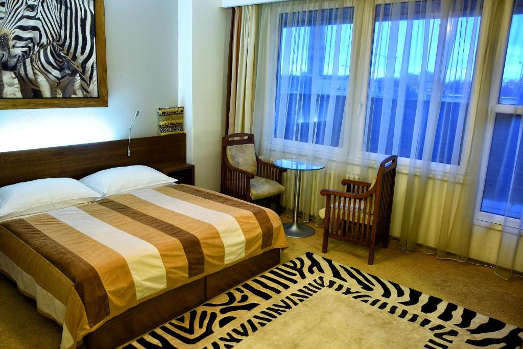 Postel nebo postele na pokoji v ubytování Afrika Hotel Frýdek-Místek