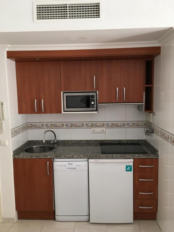 Kuchyňa alebo kuchynka v ubytovaní Apartamento en Calpe, playa de La Fossa, primera línea, AA
