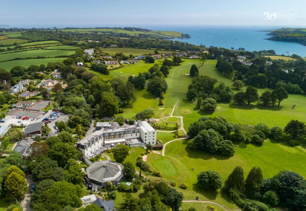 una vista aérea de una mansión en un campo verde en Budock Vean Hotel en Falmouth