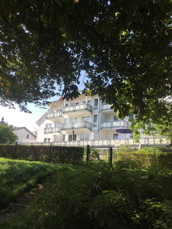 ラウターバッハにあるFerienwohnung Seestern, Villa Vilmblickの白い大きな建物