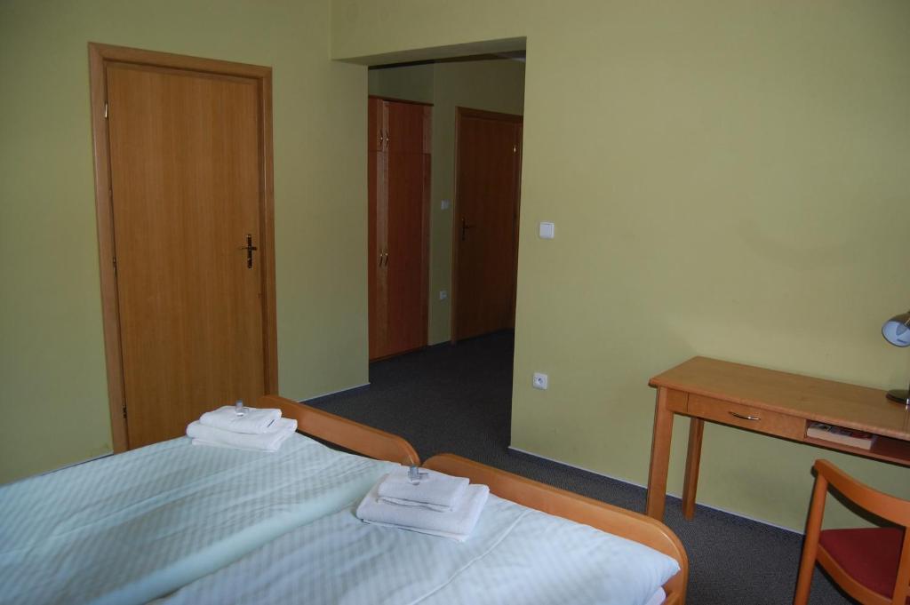 Postel nebo postele na pokoji v ubytování Penzion U Zvonu
