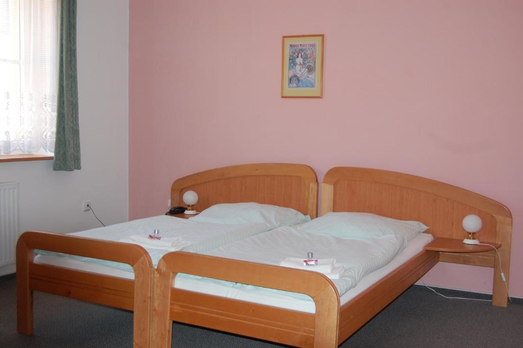 Postel nebo postele na pokoji v ubytování Penzion U Zvonu