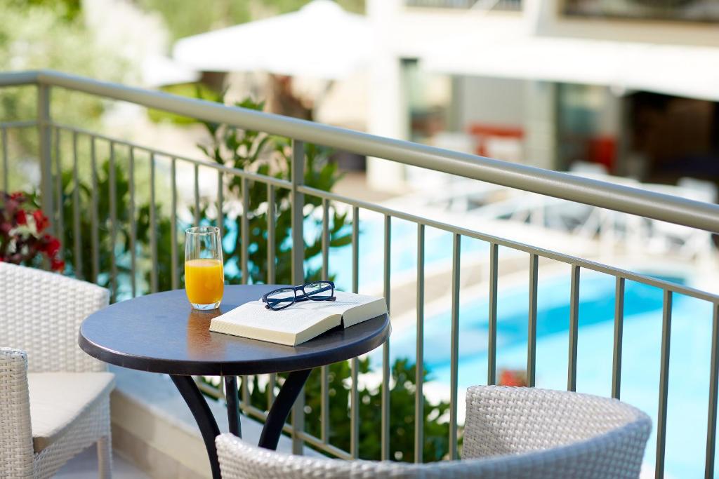 Bazén v ubytování Renaissance Hanioti Resort nebo v jeho okolí