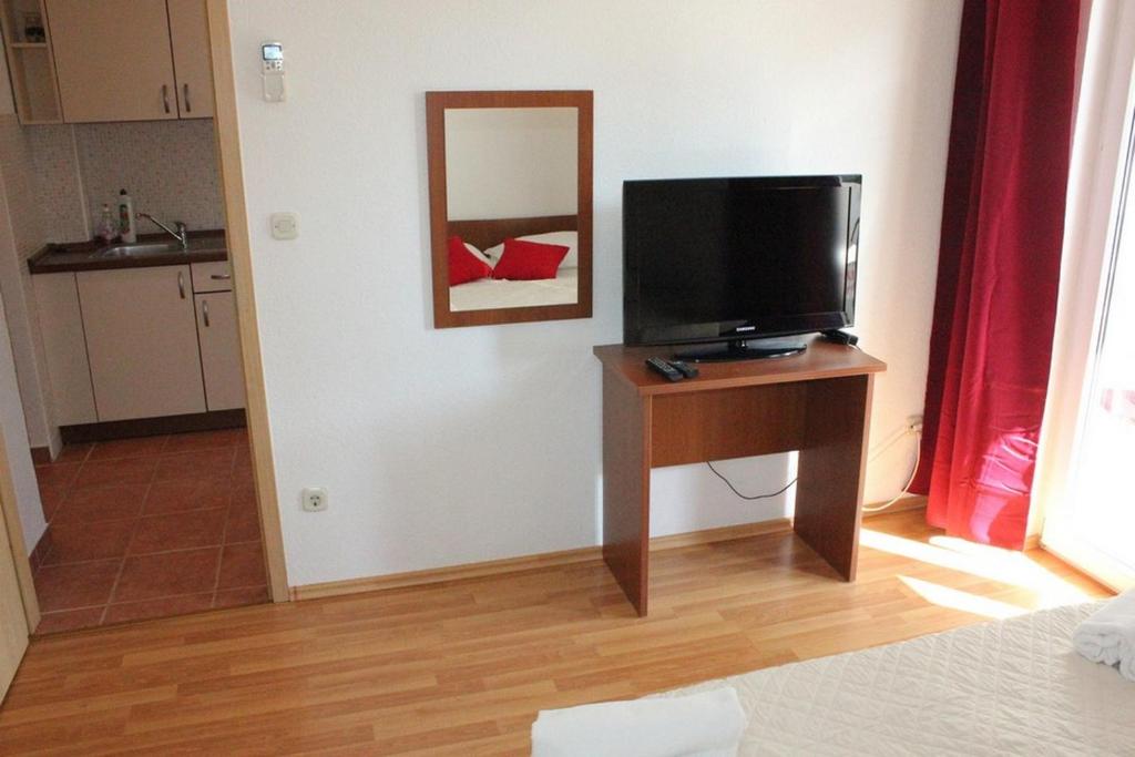 Televízia a/alebo spoločenská miestnosť v ubytovaní Dems