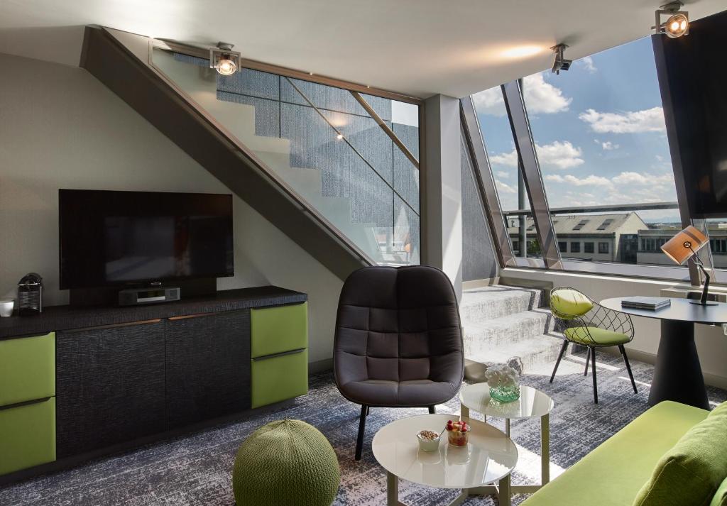 TV a/nebo společenská místnost v ubytování Sofitel Munich Bayerpost