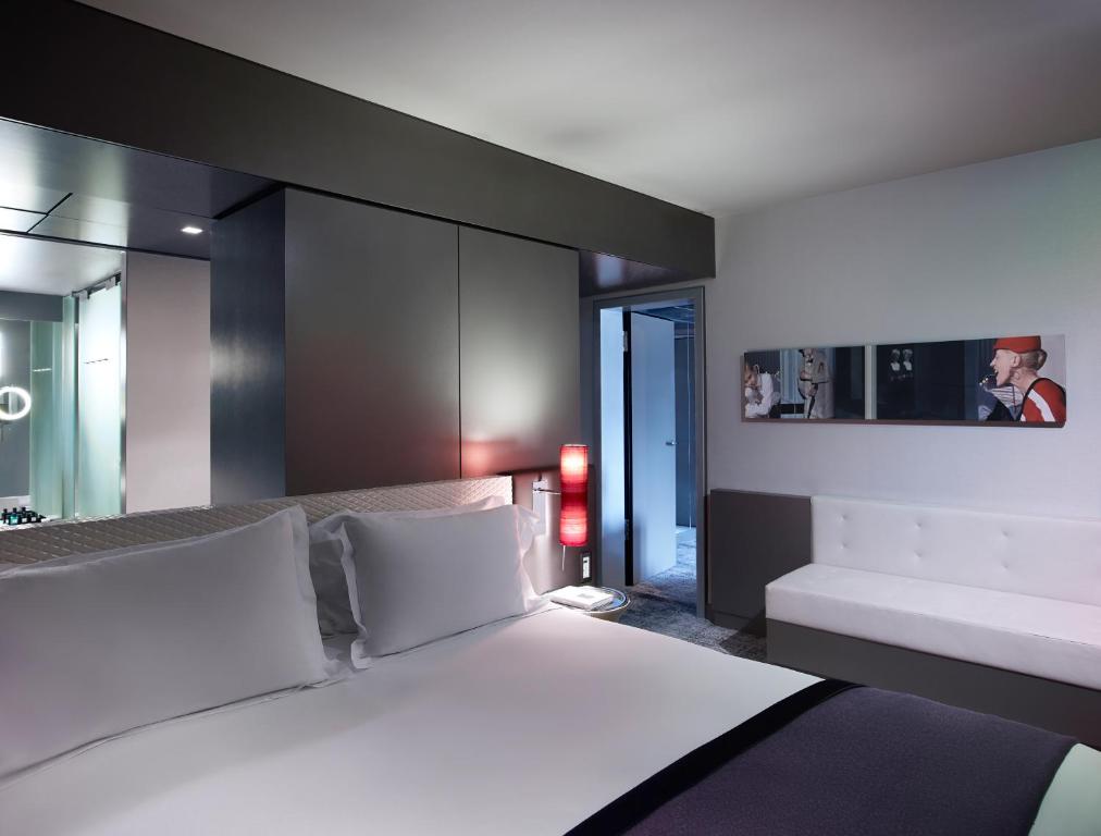 Postel nebo postele na pokoji v ubytování Sofitel Munich Bayerpost