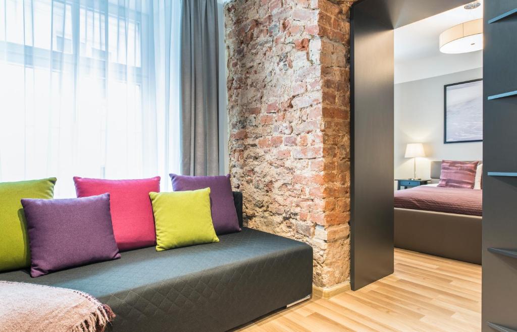 Colonel Suites & Apartments - One-Bedroom Apartment