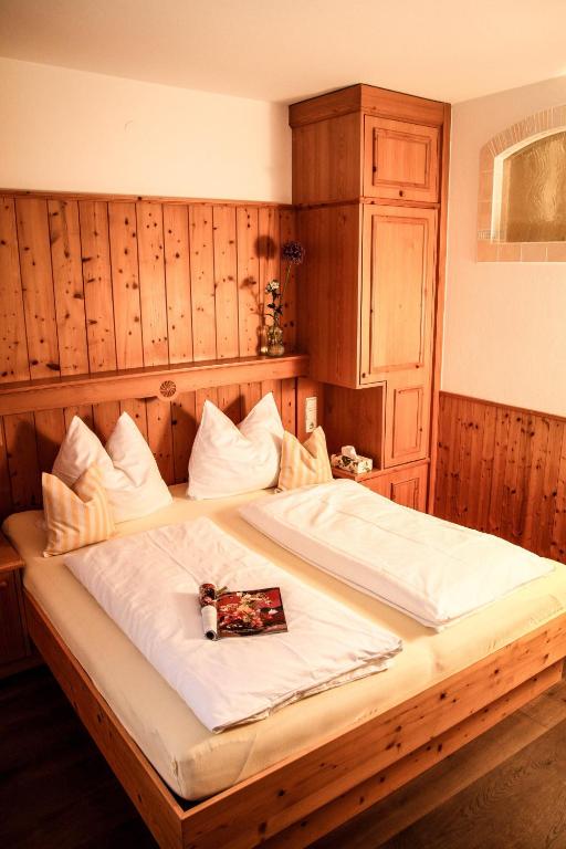 Postel nebo postele na pokoji v ubytování PEOPLE'S Hotel
