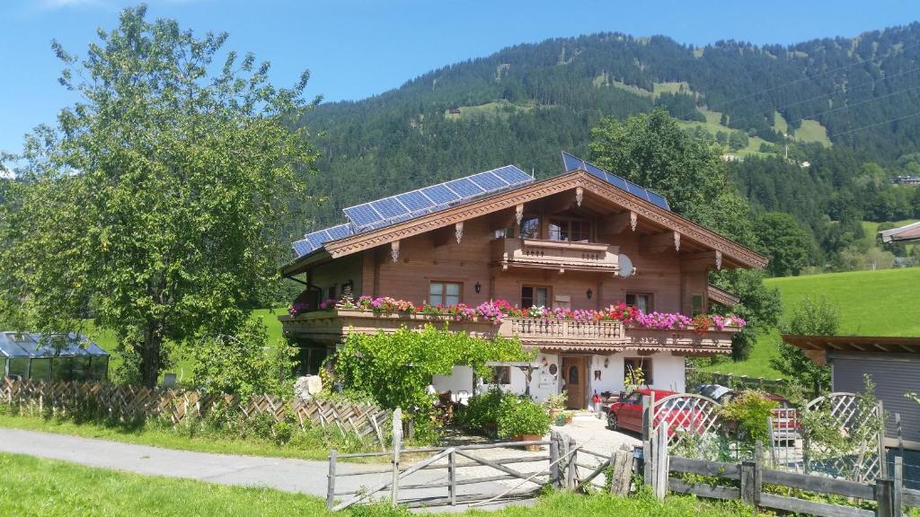 ein Haus mit Sonnenkollektoren auf dem Dach in der Unterkunft Appartements Berger Kitzbühel in Kitzbühel