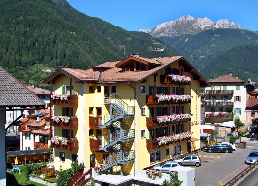 Nespecifikovaný výhled na hory nebo výhled na hory při pohledu z hotelu