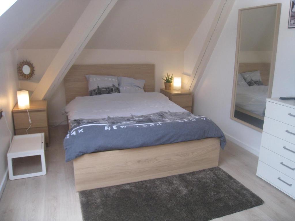 een slaapkamer met een bed en een trap bij Chambres Privatives Chez l'Habitant in Guebwiller