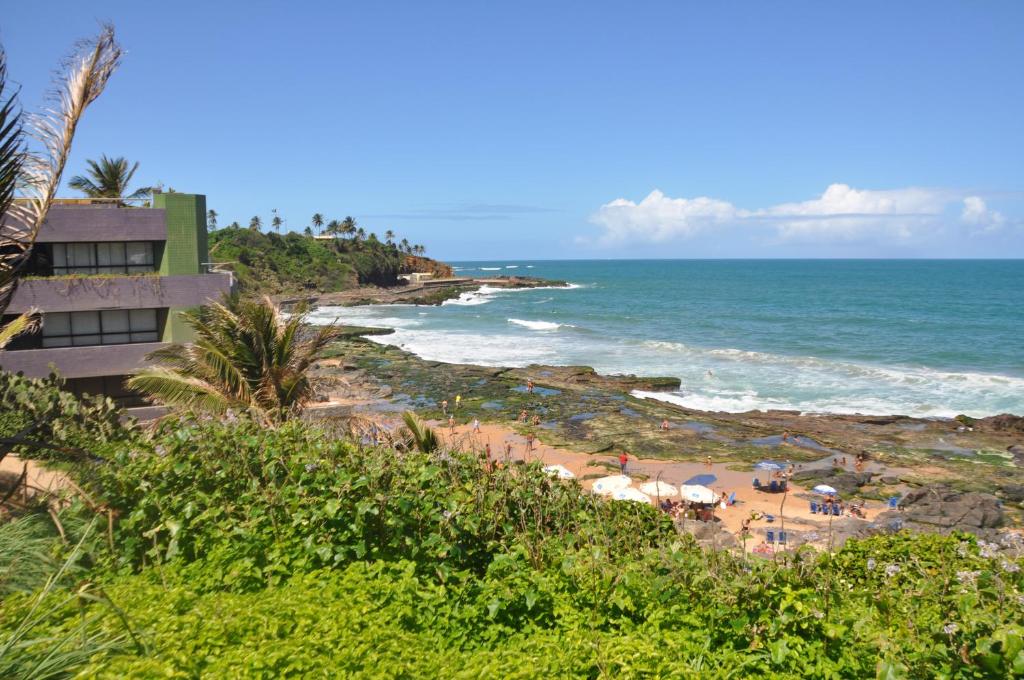 una playa con gente en la arena y el océano en 3 Quartos na Praia do Buracão - Rio Vermelho, en Salvador