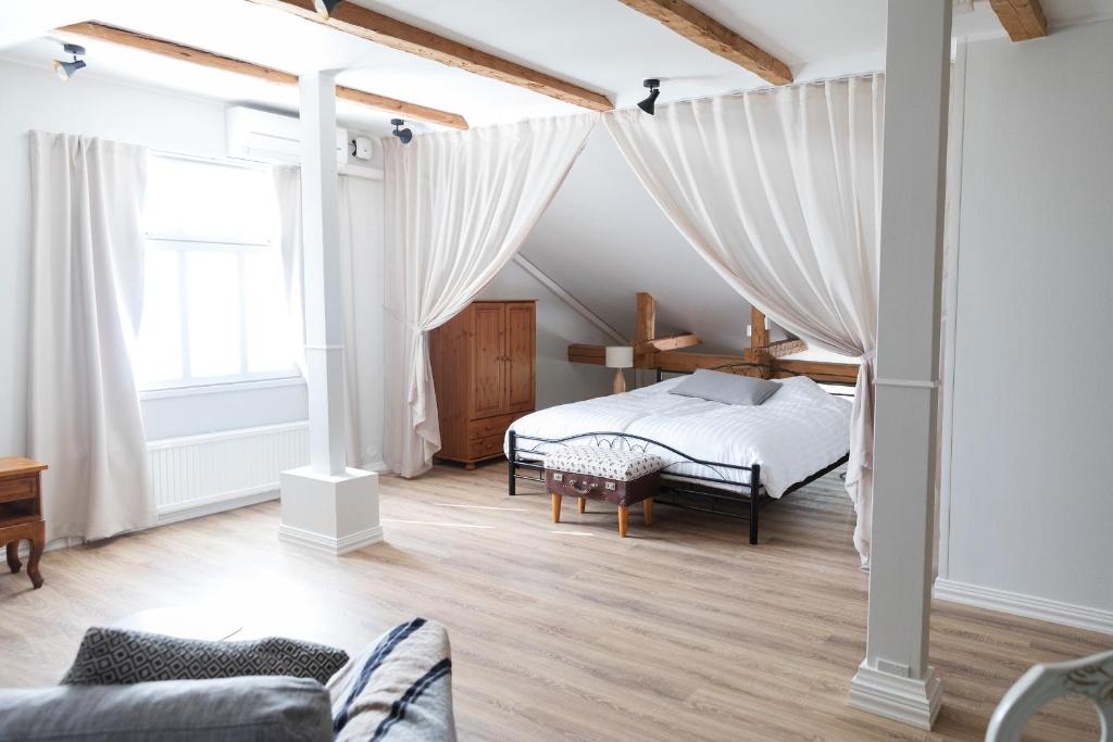 een slaapkamer met een bed en een raam bij Cafe-Restaurant & Hotel Saima in Savonlinna