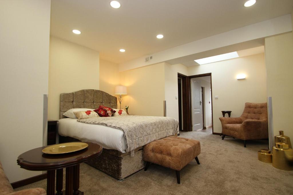 Un dormitorio con una cama, una silla y una mesa. en The Ormonde Guesthouse, en Chester