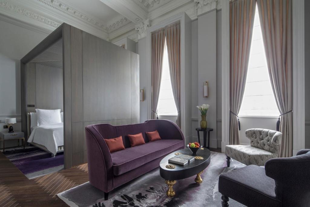 
Heritage Suite king bed
