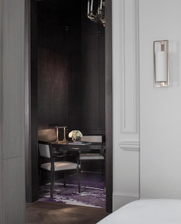 Four Seasons Hotel London at Tower Bridge - Four Seasons Heritage Suite King Bed