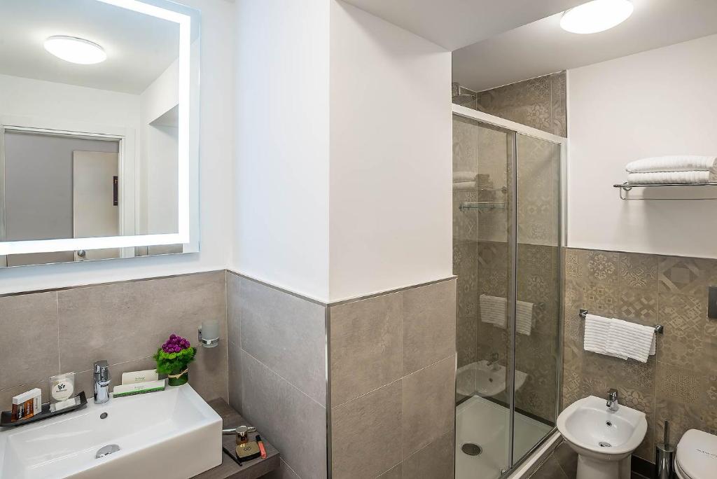 Koupelna v ubytování Navona Essence Hotel