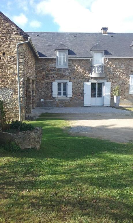 una casa in mattoni con un vialetto di fronte di Un Air De Famille a Mauvezin