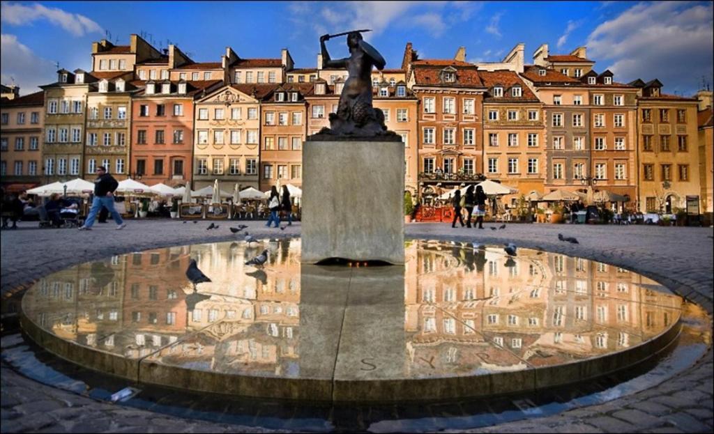 ワルシャワにあるRynek Starego Miasta 19の広場中の像