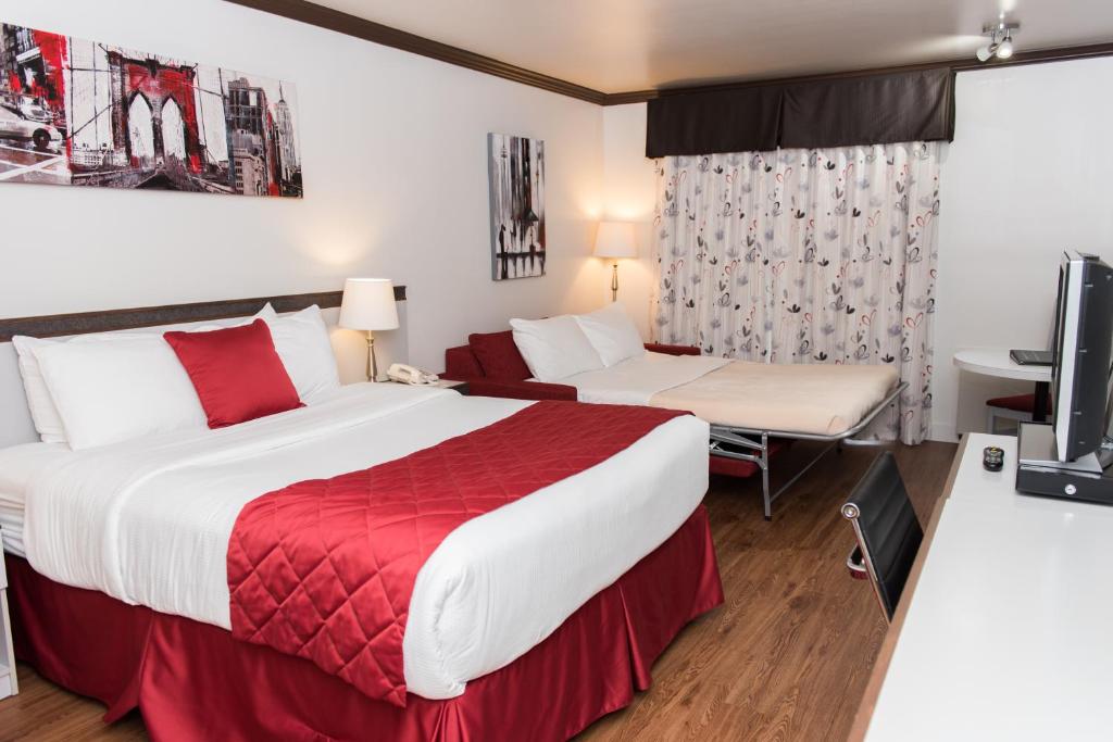 Postel nebo postele na pokoji v ubytování Hôtel Le Floral