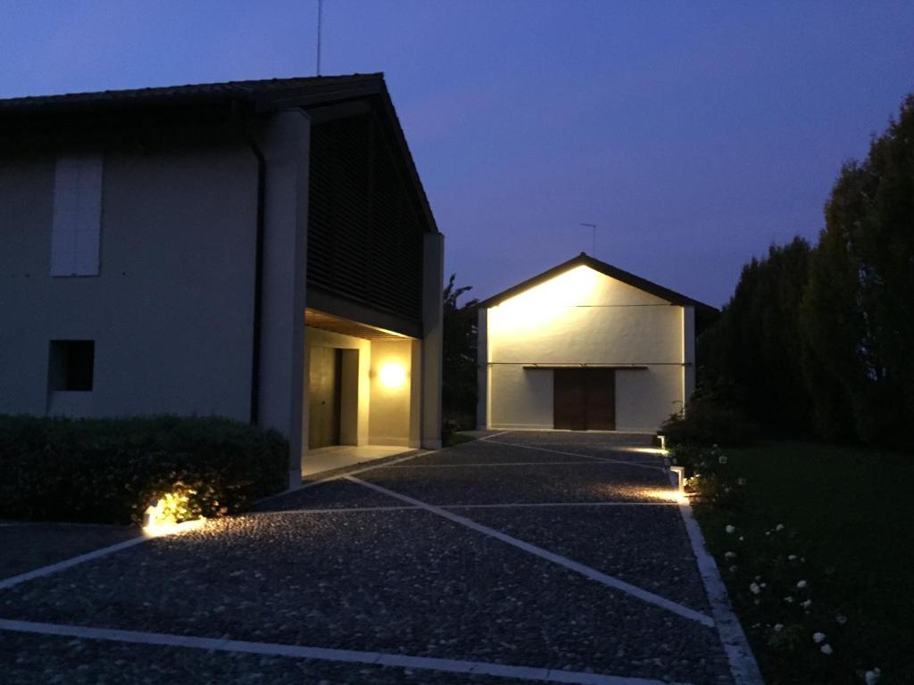 una casa con luces en el lateral de una entrada en Civico1A1 en Veternigo