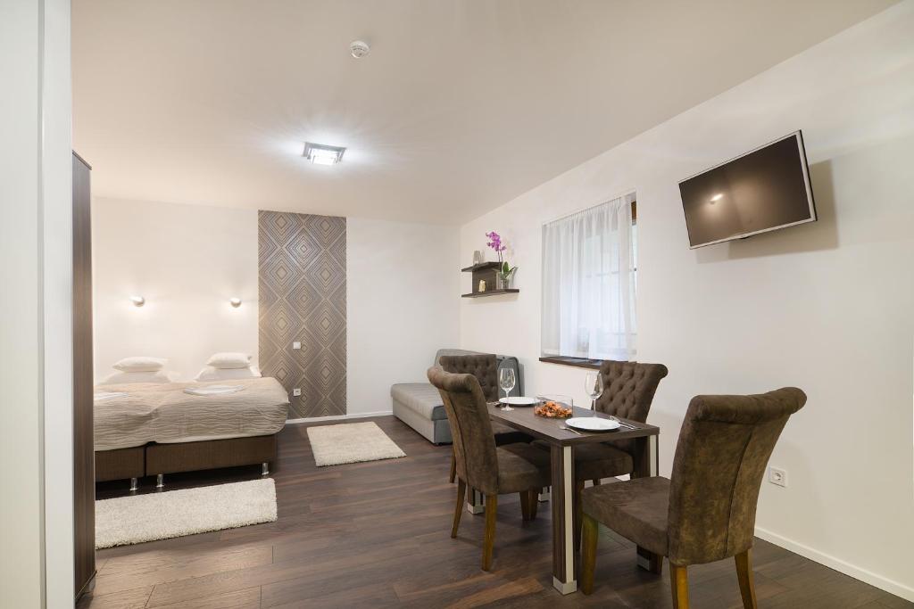 Posteľ alebo postele v izbe v ubytovaní Paulay Downtown Apartments