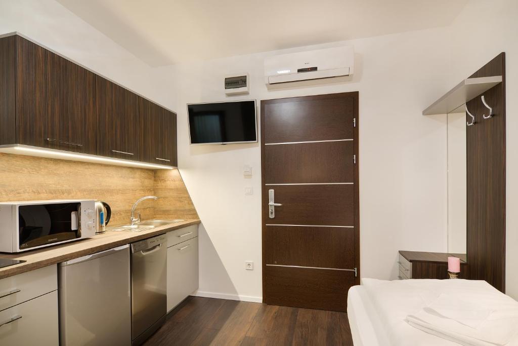 Kuchyňa alebo kuchynka v ubytovaní Paulay Downtown Apartments