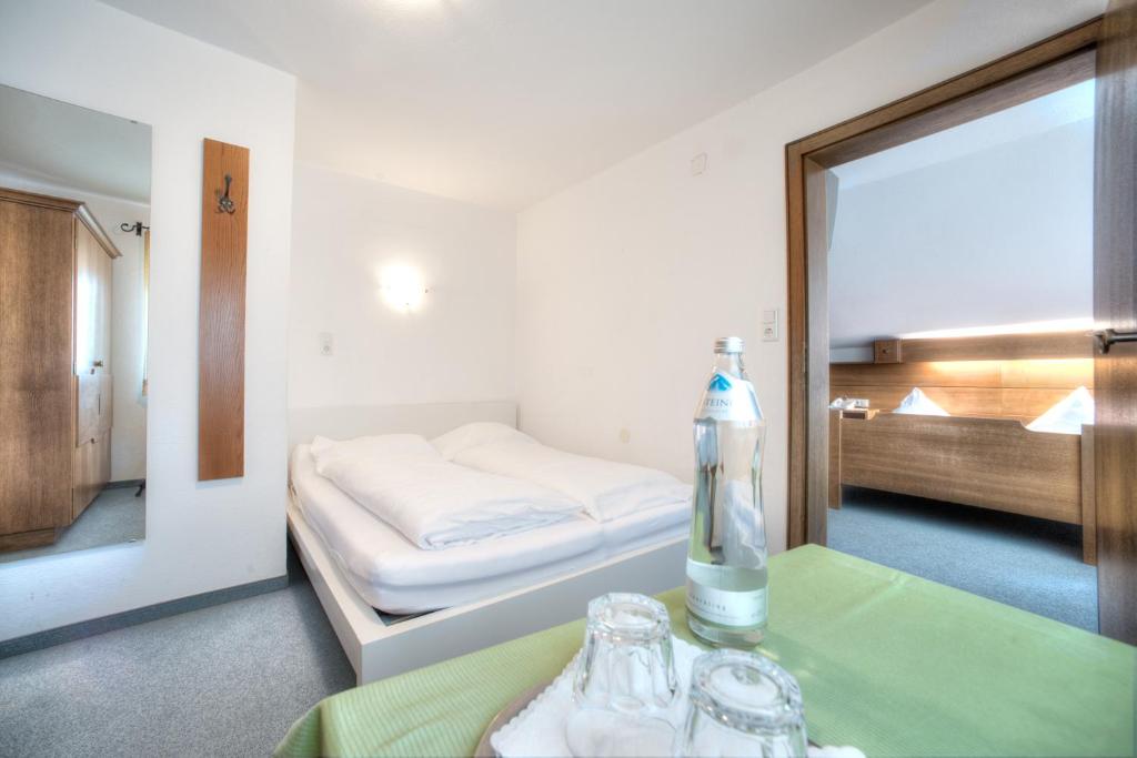 
Family Room (2 Adults + 2 Children)
