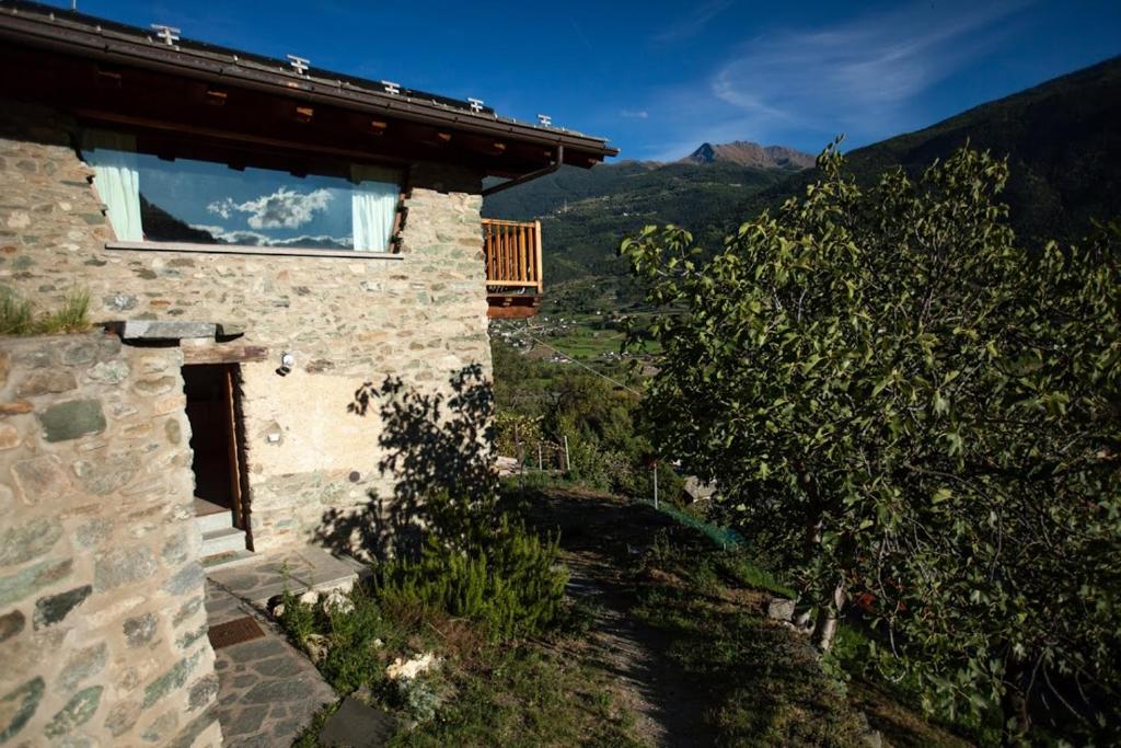 ein Steinhaus mit Bergblick in der Unterkunft Casa Panoramica in Aosta