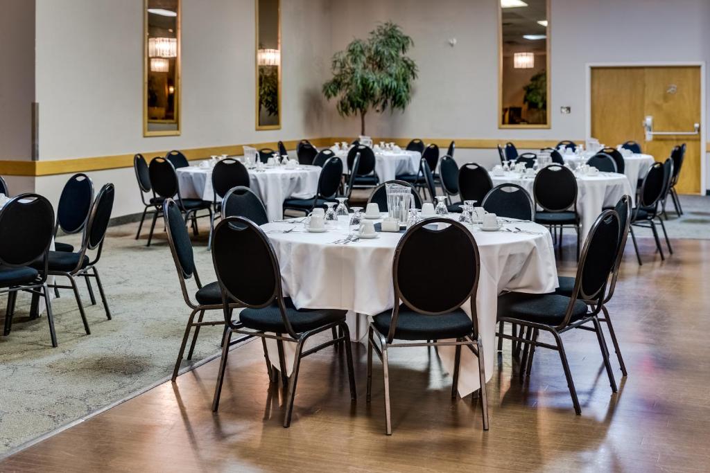 Restaurace v ubytování Heritage Inn Hotel & Convention Centre - Taber