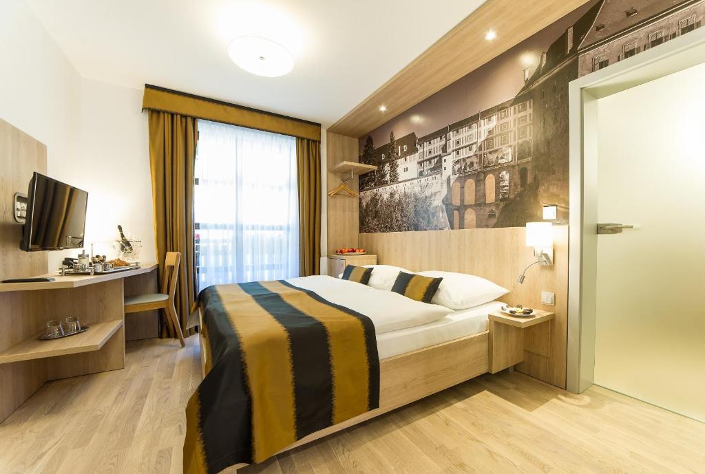 Ένα ή περισσότερα κρεβάτια σε δωμάτιο στο Garni hotel Castle Bridge
