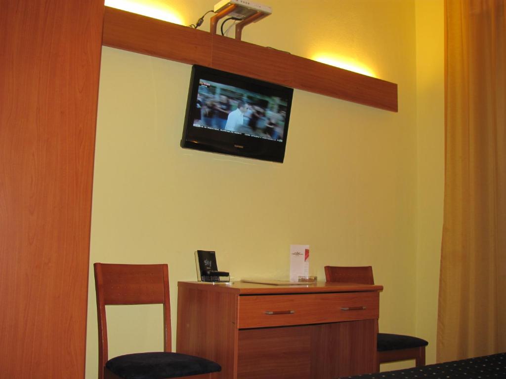 TV a/nebo společenská místnost v ubytování Albergo Hotel Giardino