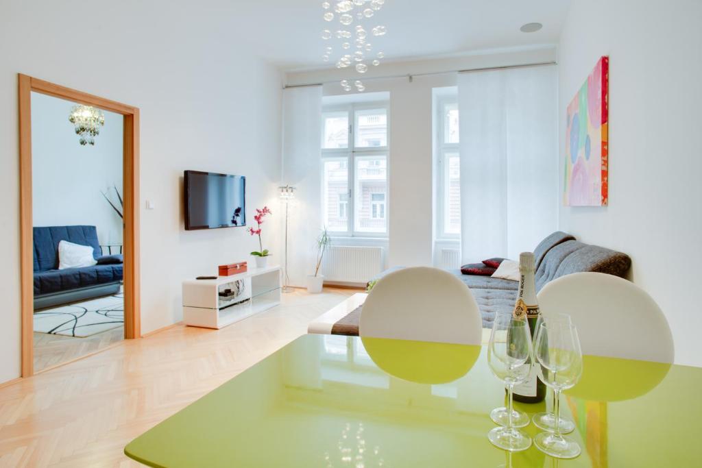 プラハにあるCool&Luxury Central Apartment 2 Bedroomsのリビングルーム(ガラステーブル、ソファ付)
