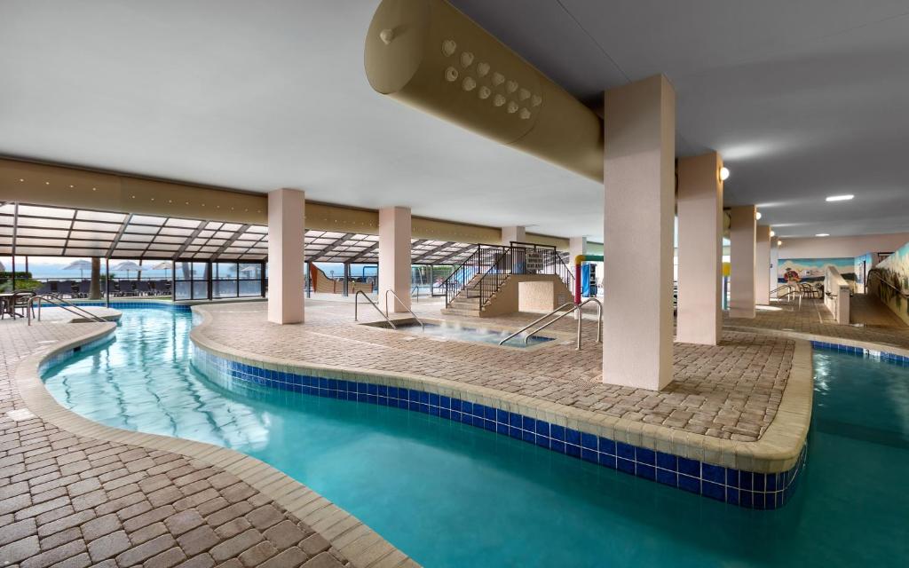 Bazén v ubytování Breakers Resort Hotel nebo v jeho okolí