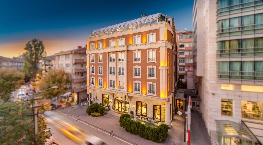 un edificio alto en una calle de la ciudad con edificios en Gordion Hotel - Special Class, en Ankara