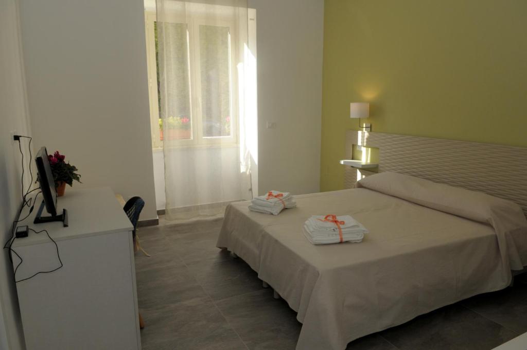 Postel nebo postele na pokoji v ubytování Della torre rooms