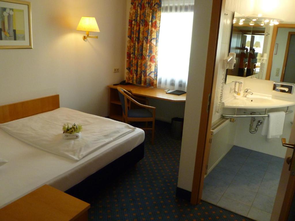 Postel nebo postele na pokoji v ubytování Hotel am Feuersee