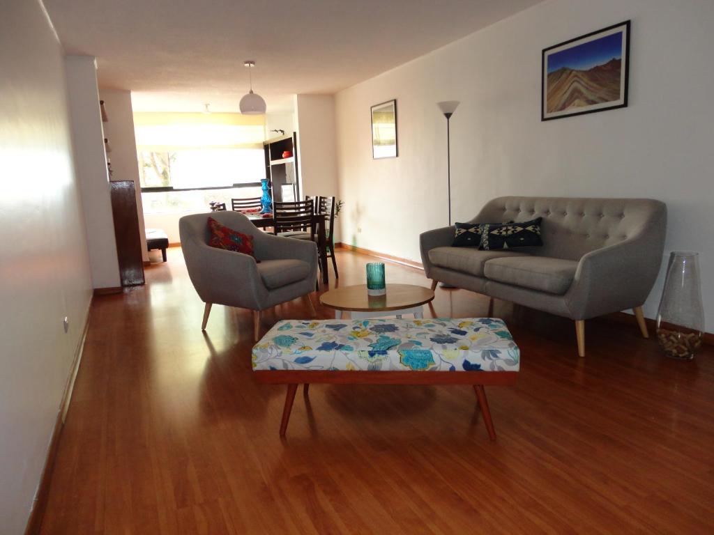 sala de estar con sofá y mesa en Miraflores Bello Apartamento, en Lima
