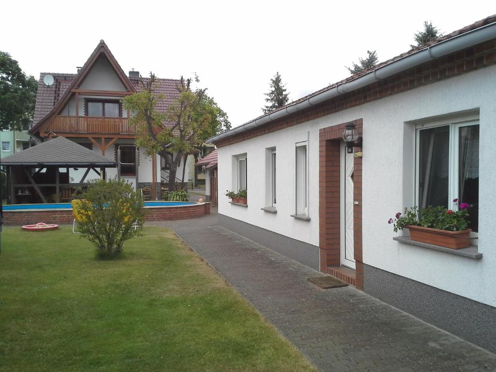 une maison avec une cour à côté d'un bâtiment dans l'établissement Familie Drescher, à Radensdorf