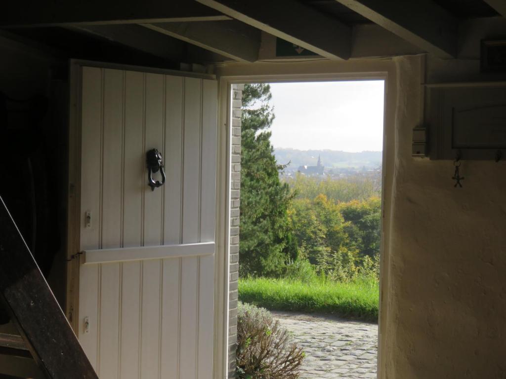 a door to a house with a view of a yard at La Quitapenas in Ronse