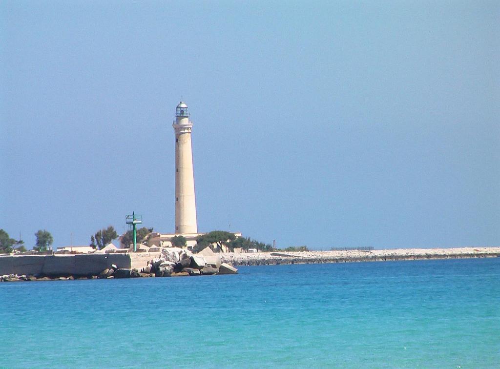 サン・ヴィート・ロ・カーポにあるSAN VITO LO CAPO APPARTAMENTO A 2 PASSI DALLA SPIAGGIAの水上の島灯台