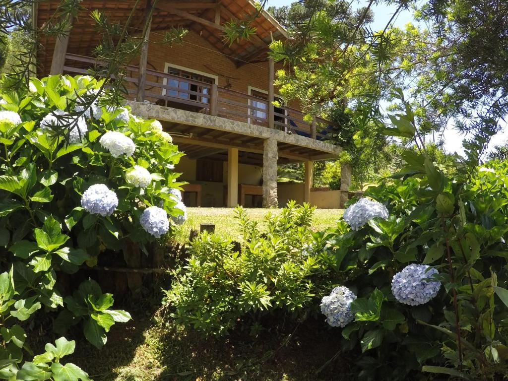 a view of a house from the garden at Sitio Rosa de Minas in Gonçalves