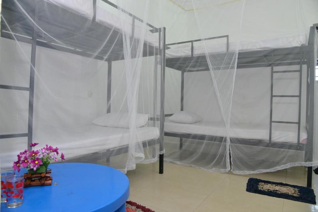 Postel nebo postele na pokoji v ubytování Traveller's Hostel Hikkaduwa