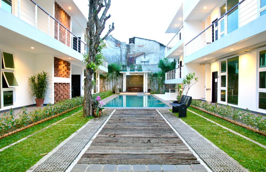 Bazén v ubytování Ampera Avenue Residence nebo v jeho okolí