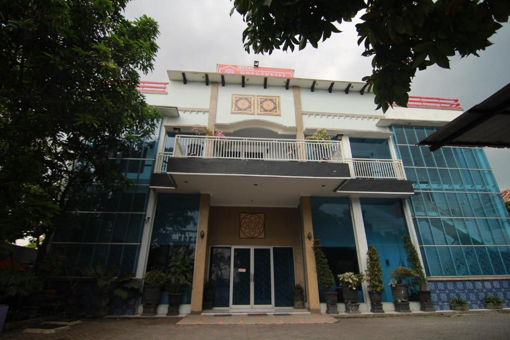 Lamongan的住宿－Hotel Boegenviel Syariah，一座带阳台的建筑