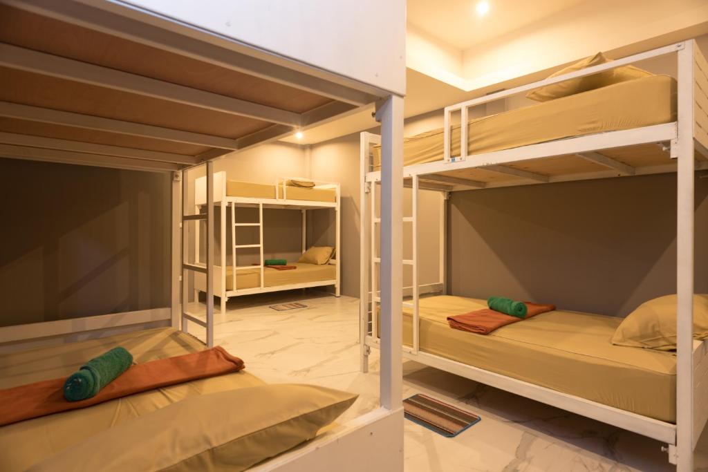 Divstāvu gulta vai divstāvu gultas numurā naktsmītnē 2 Rocks Boutique Hostel