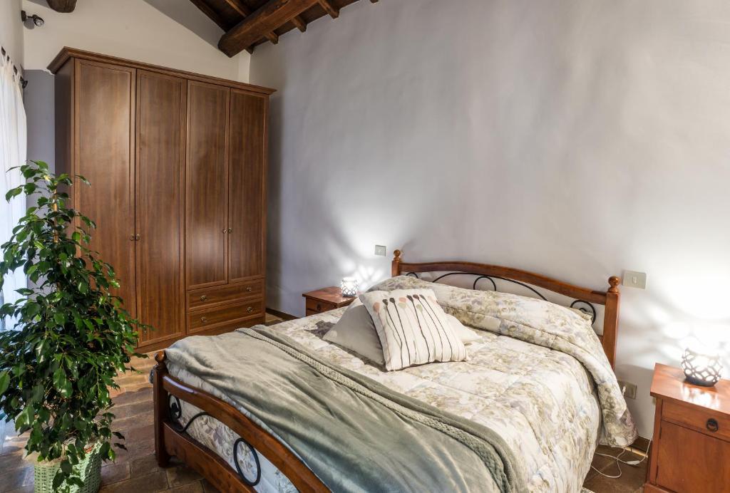 バニョレージョにあるCasa Romaのベッドルーム1室(ベッド1台付)、木製キャビネットが備わります。