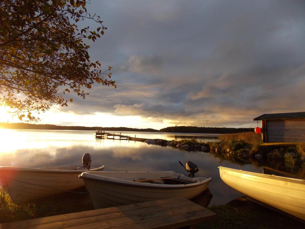drei Boote am Ufer eines Sees in der Unterkunft Söderhagen Camping och Gästhem in Eckerö