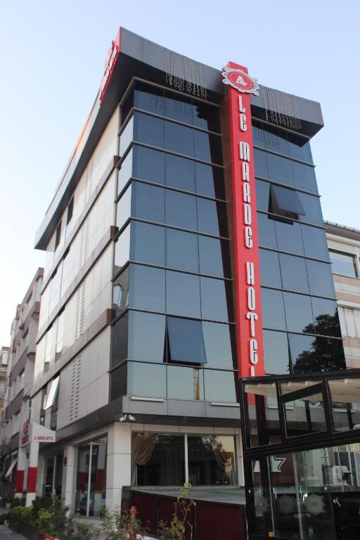イスタンブールにあるLe Marde Hotelの赤い看板の建物