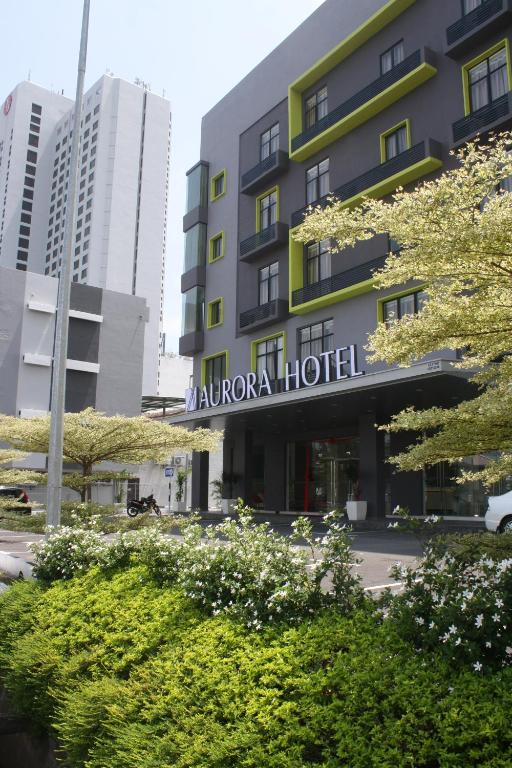 een gebouw met een bord waarop akoya hotel staat bij Aurora Hotel in Melaka